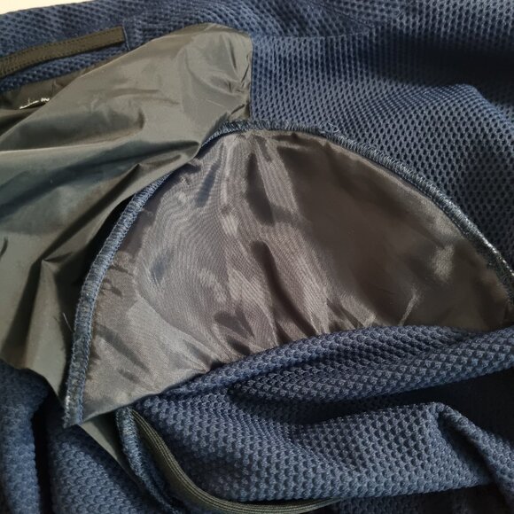 Giorgio Armani Men's Navy Textured Blazer – Made in Italy – Size 50 (EU) - Picture 9 of 10